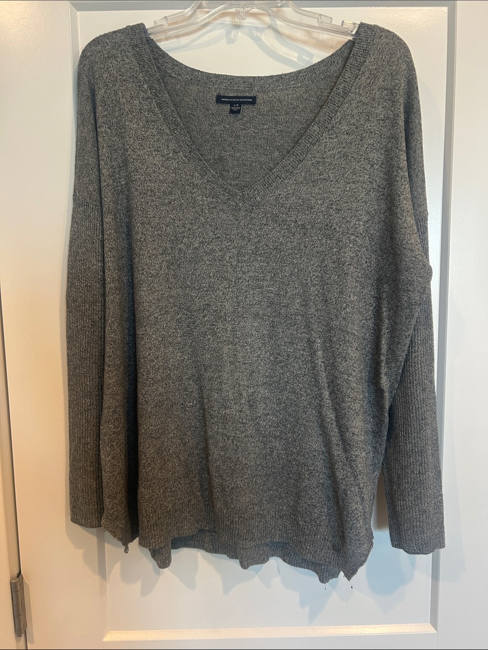 American Eagle Heather Gray V-Neck Lightweight Knit Sweater size Large.